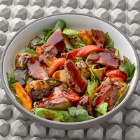 Салат со стейком, жареным на углях и печеными овощами