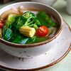Фото к позиции меню Тайский овощной суп с лапшой Веган