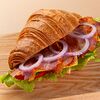 Фото к позиции меню Круассан-сэндвич с беконом