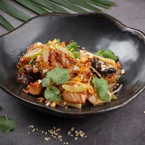 Курица wok с грибами муэр