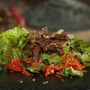 Фото к позиции меню Теплый салат Шашлычный мир с говядиной