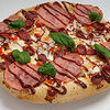 Фото к позиции меню Пицца с колбасками, ветчиной и соусом барбекю