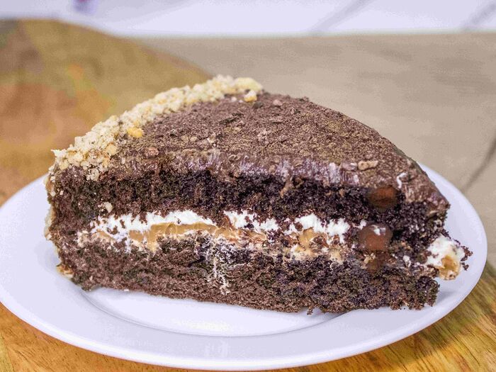 Пирог шоколадный с соленой карамелью