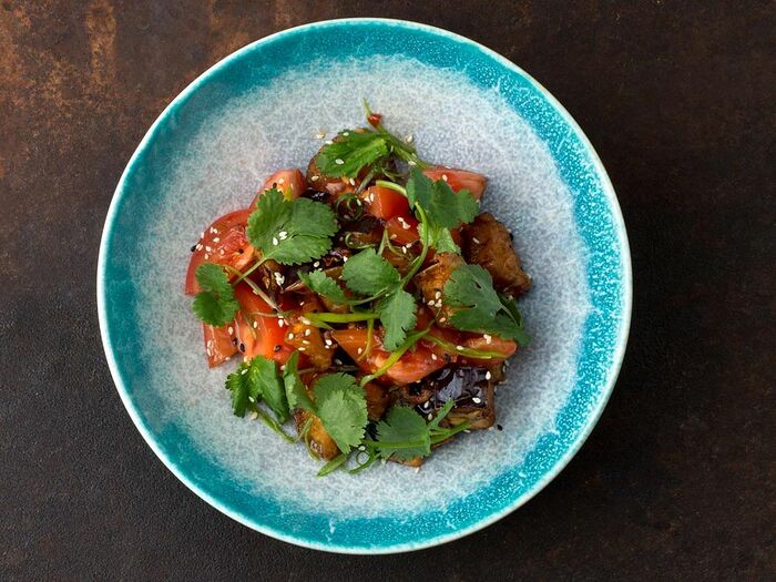 Азиатский салат с хрустящим баклажаном и томатами