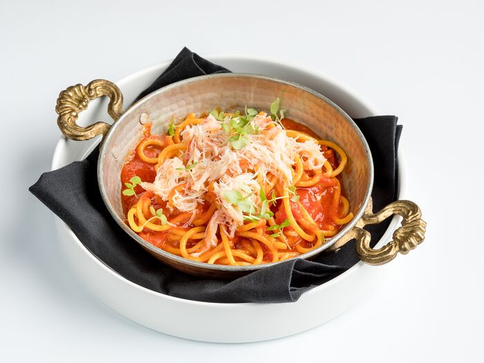 Спагетти в томатном соусе с крабом