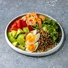 Фото к позиции меню Bio салат с тигровыми креветками, киноа, яйцом и авокадо