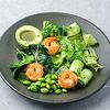 Фото к позиции меню Зеленый салат с авокадо и тигровыми креветками