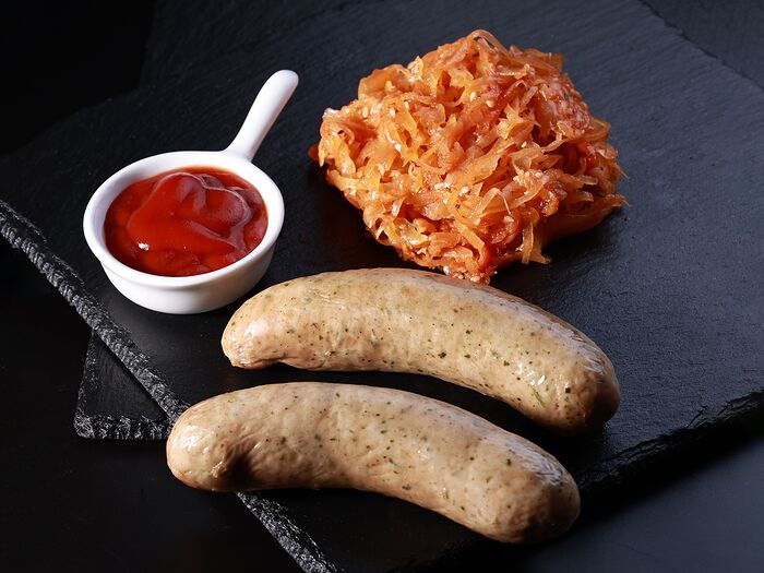 Мюнхенские колбаски с жареной капустой в немецком стиле и соусом на выбор