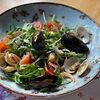 Фото к позиции меню Теплый салат с морепродуктами с заправкой из цитрусовых