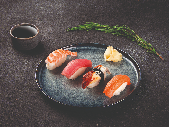 Суши нигири с лососем