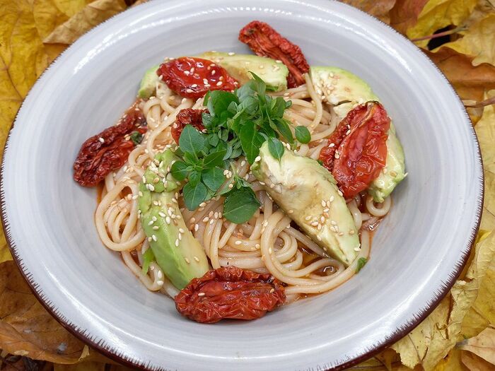 Спагетти с авокадо и вялеными томатами Veg
