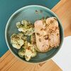 Фото к позиции меню Куриная грудка, хрустящие брокколи, ореховый соус