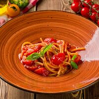 Спагетти Помодоро с черри и базиликом