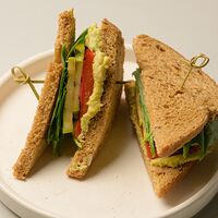 Сэндвич с овощами и гуакамоле