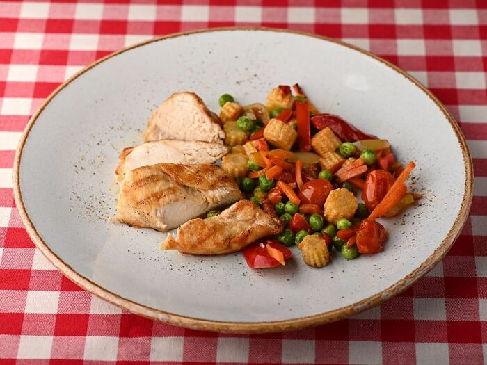 Рецепт грудки куриной с овощами на сковороде. Филе с овощами. Филе курицы с овощами. Куриная грудка с овощами. Филе обжаренное с овощами.