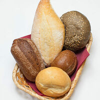 Корзинка свежевыпеченного хлеба