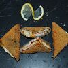 Фото к позиции меню Сэндвич темпура с копченым лососем