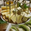 Фото к позиции меню Сырная тарелка с медом и фруктами