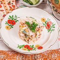 Салат кальмаровый с яйцом и огурчиками