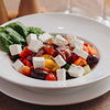Фото к позиции меню Греческий салат с помидорами, огурцами, болгарским перцем, сыром Фета, оливками и оливковым маслом