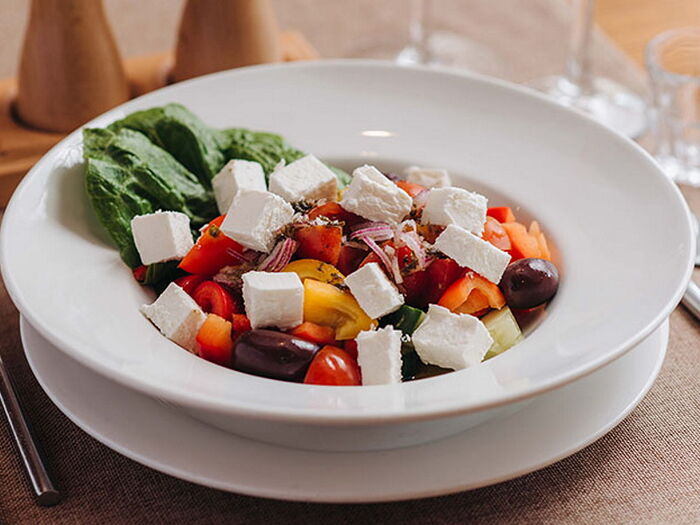 Греческий салат с помидорами, огурцами, болгарским перцем, сыром Фета, оливками и оливковым маслом