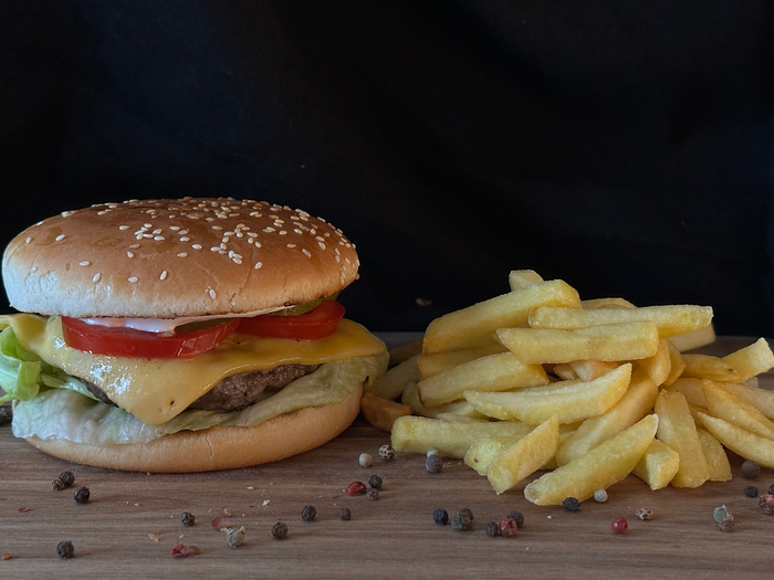 Чизбургер с котлетой из мраморной говядины и картофель фри
