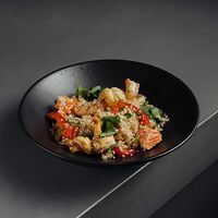 Рис по-сычуаньски с лососем и креветками