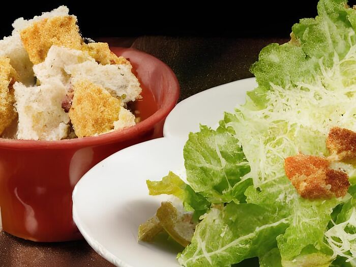 Комбо салат Цезарь острый и сырные палочки