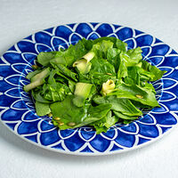 Зеленый салат со шпинатом и авокадо