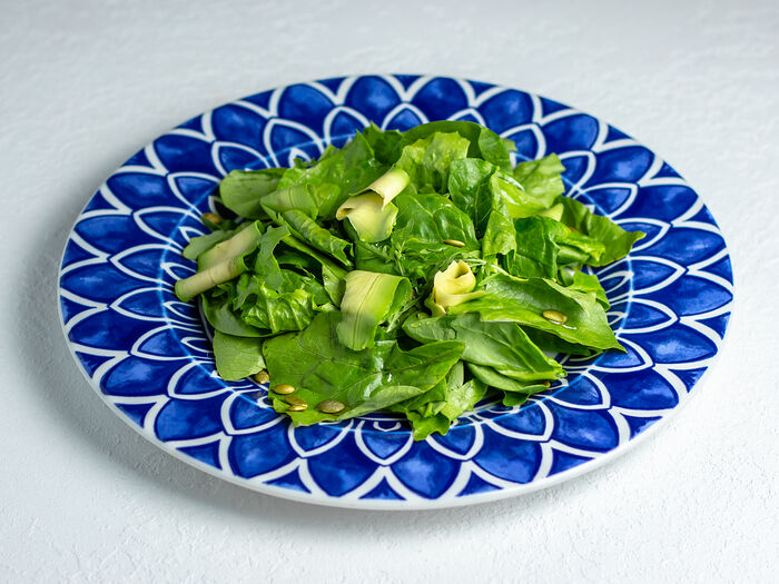 Зеленый салат со шпинатом и авокадо