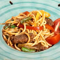 Спагетти с говядиной и овощами