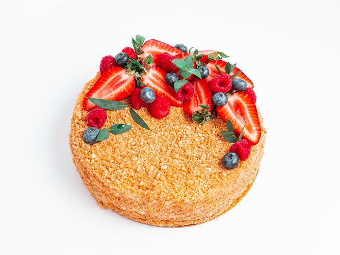 Торт Наполеон по-домашнему с декором 28 Полумесяц из ягод