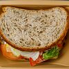 Фото к позиции меню Сэндвич с курицей на цельнозерновом хлебе с семенами чиа