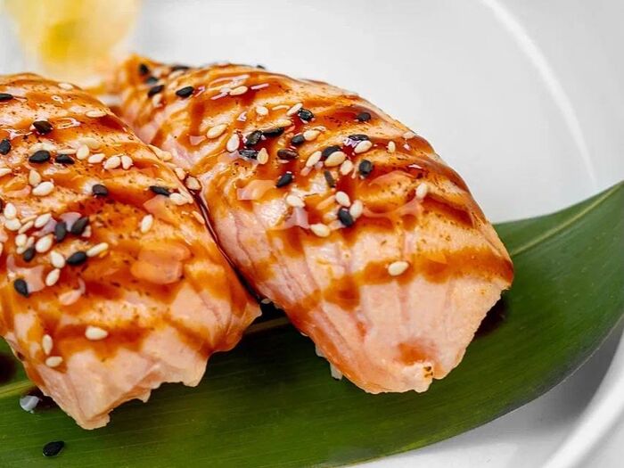 Суши с опаленным лососем