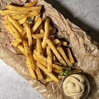 Картофель фри с травами и соусом блю чиз