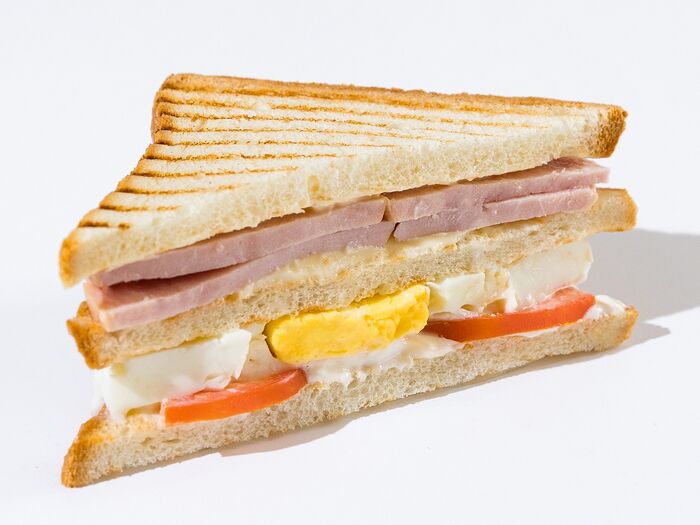 Сэндвич с ветчиной, яйцом и сливочным сыром