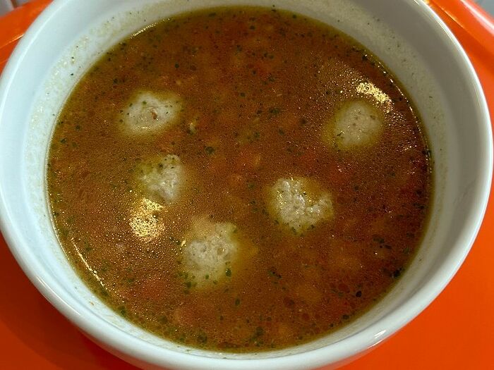 Суп с митболами, томатами конкассе, соусом песто и пастой орзо