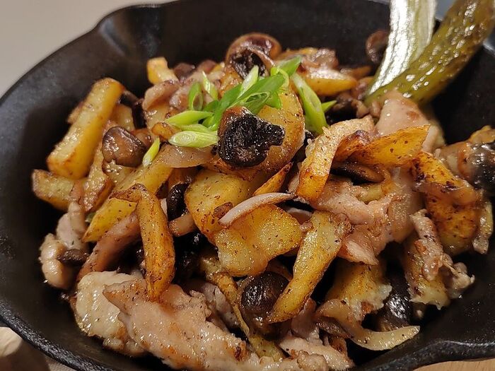 Жарёха из молодого картофеля с мясом и грибами на сковородочке