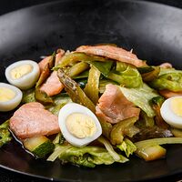 Нежный салат с копченой сёмгой, огурцами и перепелиными яйцами