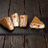 Фото к позиции меню Темпурный сэндвич с лососем