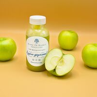 Свежевыжатый сок из зеленых яблок