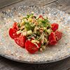 Фото к позиции меню Салат с крабом, томатами, оливками и кинзой