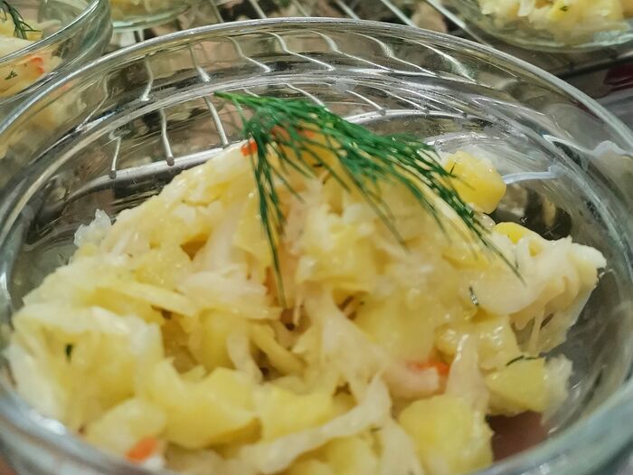 Салат с маринованной капустой