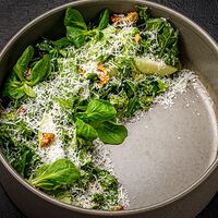 Зелёный салат с трюфельной заправкой