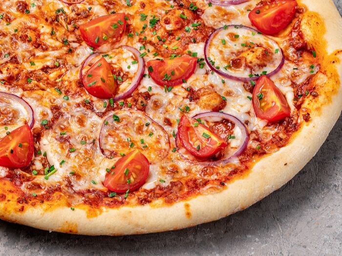 Пицца Болоньезе с томатами черри и красным луком