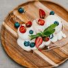 Фото к позиции меню Печеные сырники со сметаной и ягодами