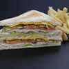 Фото к позиции меню Сэндвич с куриной грудкой и картофелем фри