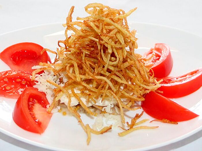 Салат с куриным филе, маринованным луком и хрустящим картофелем