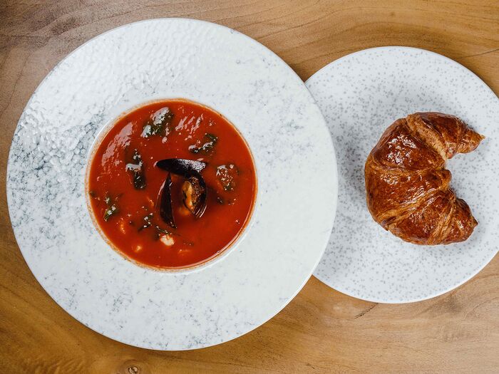 Пряный томатный с морепродуктами и хрустящей чиабаттой