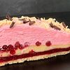 Фото к позиции меню Пирожное торт Брусничный с белым шоколадом